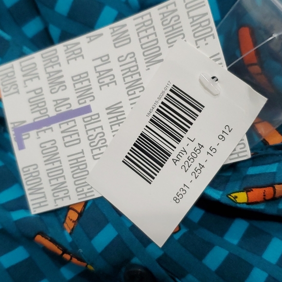 SALE 4/$30 LuLaRoe Amy Checkered Lipstick Top - Picture 7 of 7